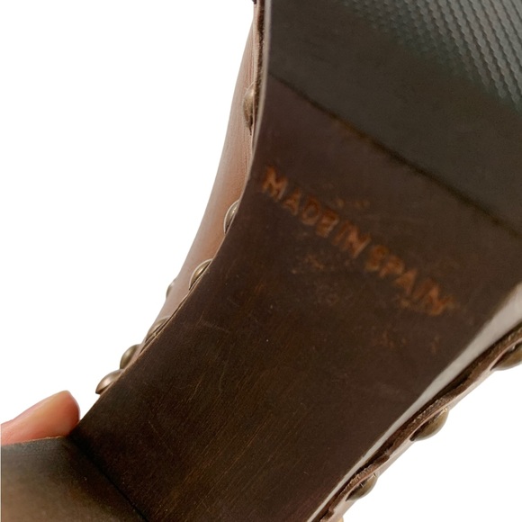 Stuart Weizmann Brown Leather Platform Studded Clogs . - Picture 6 of 12